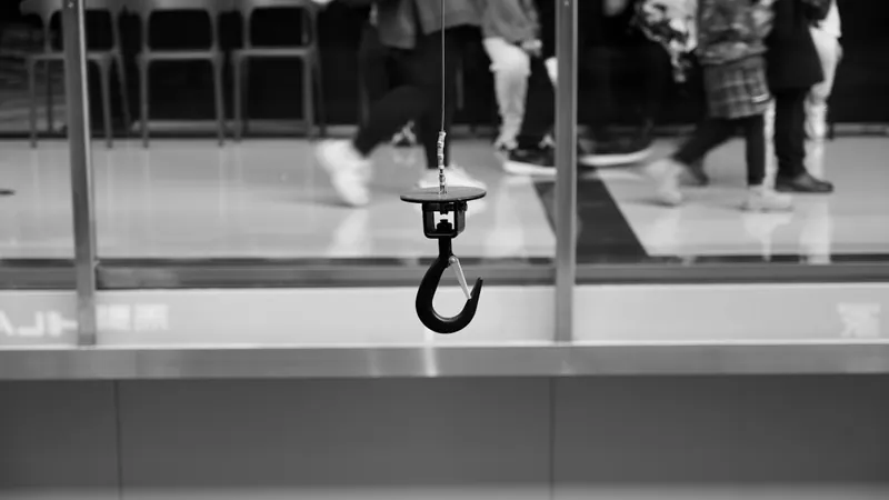 흡착 후크가 자꾸 떨어진다면 벽면 온도차부터 살펴보세요